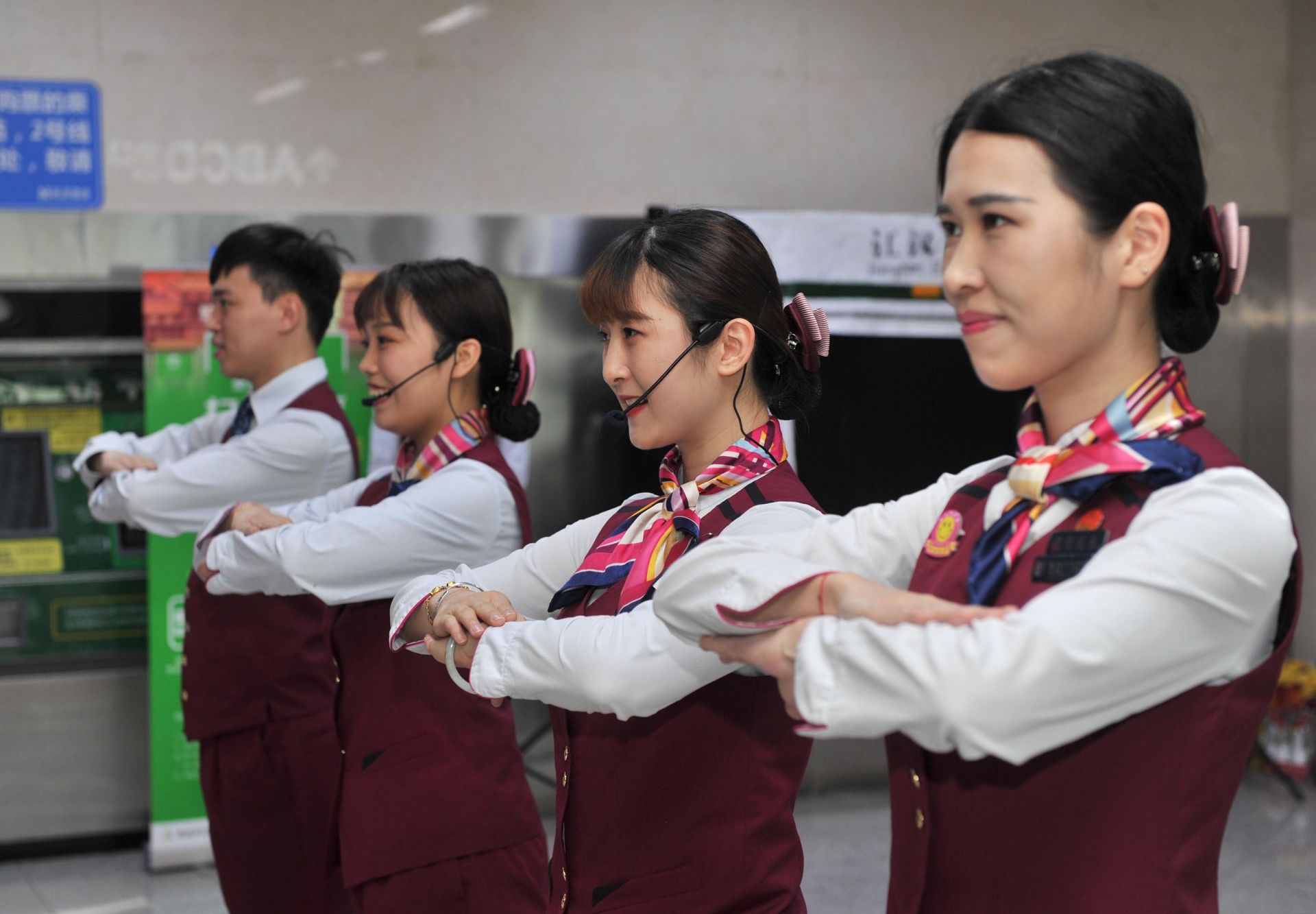 規范服務禮儀，全心全意為您服務